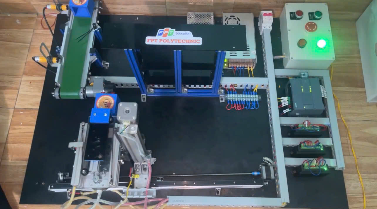 HỆ THỐNG LƯU KHO TỰ ĐỘNG SỬ DỤNG ROBOT TỊNH TIẾN 3 TRỤC XYZ